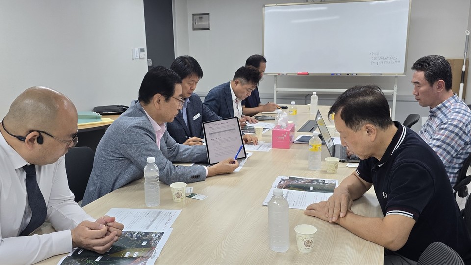 하남시가 감일지구 주민들에게 친환경적 산림휴양공간 제공을 위한 천마산 등산로 정비사업을 추진 중인 가운데 이현재 하남시장이 사업부지 내에 위치한 사유지에 대한 토지사용 승낙을 받기 위해 동분서주고 있다. (사진제공=하남시)