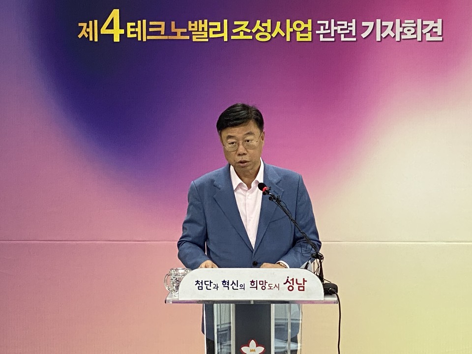 신상진 성남시장이 11일 성남시청 2층 모란관에서 열린 기자회견에서 회견 중 기자의 질문을 듣고 있다. (사진=장은기 기자)