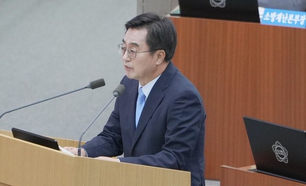 3일 경기도의회 제377회 임시회 2차본회의에서 김동연 경기도 지사가 고은정 도의원 질문에 답변을 하고 있다. (사진=김유정 기자)