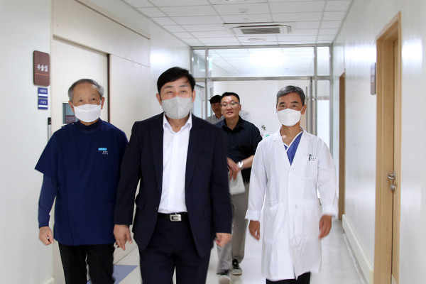 문경복 옹진군수가 12일 추석연휴를 대비해 응급의료와 비상진료 상황을 유지하고 있는 백령병원을 방문하여 의료진의 노고를 격려하고 현장의 애로사항을 청취했다. (사진제공=옹진군)