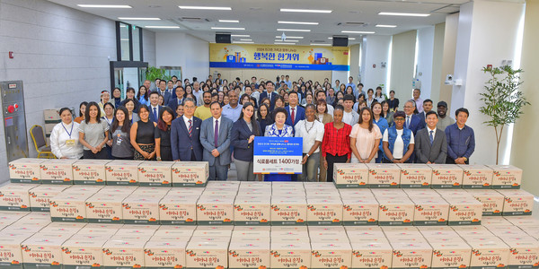 국제위러브유운동본부가 11일 성남의 국제위러브유 교육관에서 ‘2024 지구촌 가족과 함께 나누는 행복한 한가위’ 행사를 개최했다. 위러브유 장길자 회장과 각국 외교관, 다문화가족, 외국인 유학생 등이 기념 촬영을 하고 있다. (사진제공=국제위러브유운동본부)