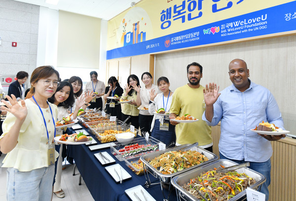 각국에서 온 지구촌 가족들이 잡채, 불고기, 김밥 등 '어머니 손맛'이 담긴 음식을 나누며 즐거워 하고 있다.