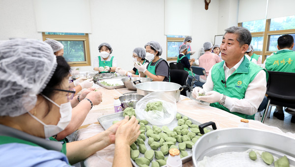 정해권 인천시의회 의장이 다가오는 추석을 맞아 직접 송편을 빚으며 따뜻한 사랑을 전했다. (사진제공=인천시의회)