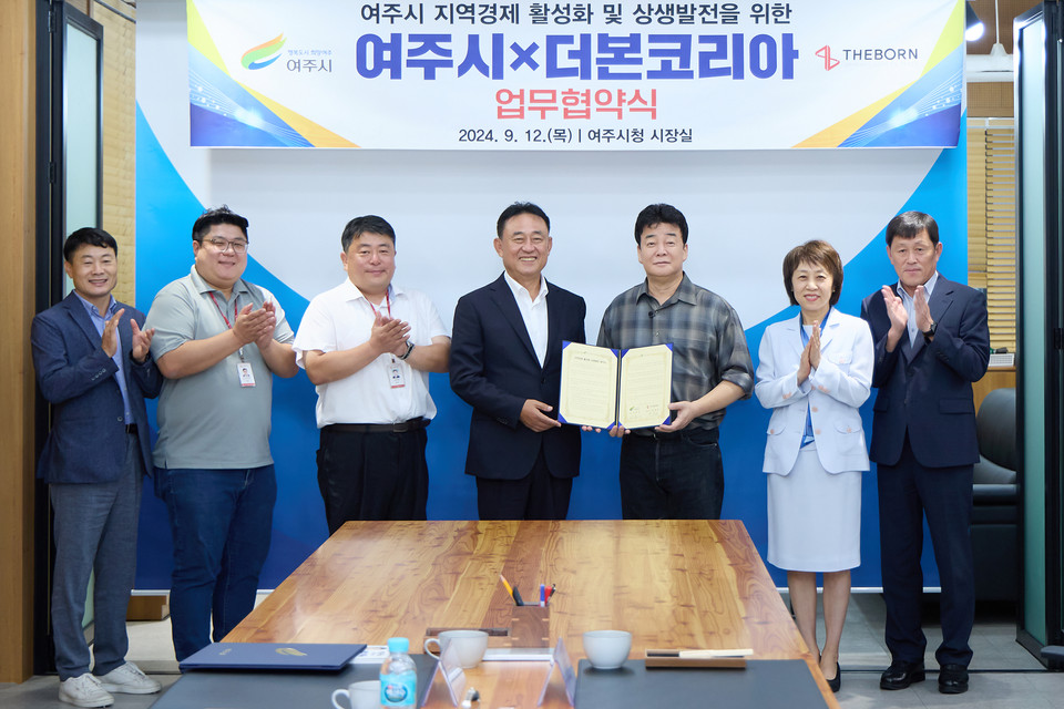 여주시가 새로운 메뉴 개발로 먹거리를 활성화시키는 유명 음식 전문가 백종원씨와 함께 지역 음식개발에 나선다. 여주에서 생산되는 농·특산물이 많은 이점을 살린다면 큰 성과를 가져올 수 있다는 점에서 기대된다. 여주시는 12일 원도심 및 지역경제 활성화를 위해 시청 시장실에서 ㈜더본코리아 상생발전 업무협약(MOU)를 체결했다. (사진제공=여주시)