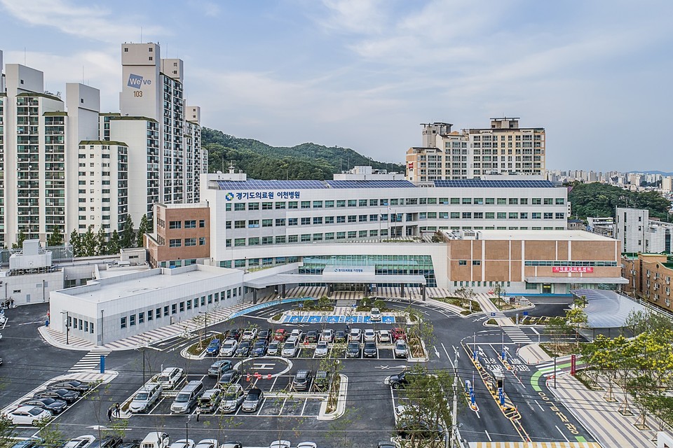 경기동북부 지역의 의료격차를 해소할 공공의료원 설치 부지로 남양주시와 양주시가 확정됐다. 이로써 경기도의료원은 총 8곳이 될 예정이다. 새로 설립되는 공공의료원은 의료와 돌봄을 통합한 ‘혁신형 공공병원’으로 건립된다. 사진은 경기도립의료원 이천병원 전경. (사진제공=경기도)