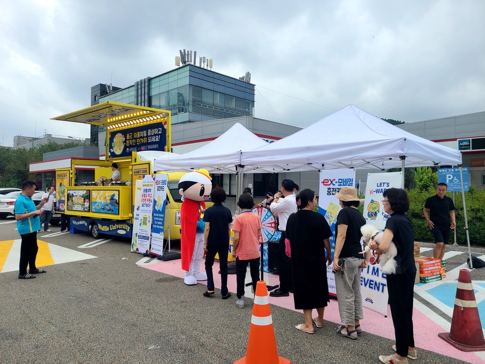 한국도로공사 서울경기본부는 13일 추석 명절을 맞아 'ex-모바일 충전카드' 판촉을 위해 고객 참여 홍보이벤트를 열었다. (사진제공=한국도로공사 서울경기본부)