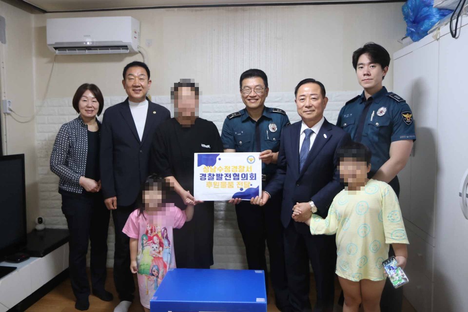 성남수정경찰서는 13일 박영수 경찰서장과 송운 경찰발전협의회장을 비롯해 회원 등은 지역 내 불우이웃 두 가정을 선정해 후원물품 약 100만원 상당을 전달했다. (사진제공=성남수정경찰서)