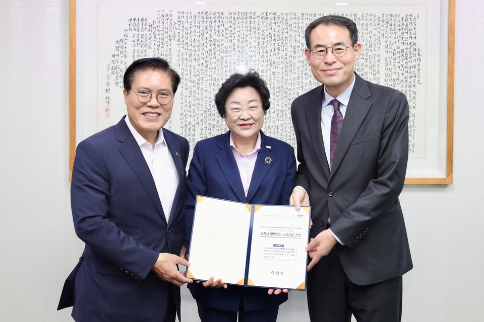 김경희 이천시장과 송석준 의원은 13일 국회를 방문해 강희업 대도시권광역교통위원장을 만나 이천 부발 응암리에서 출발하는 잠실행 광역버스 노선 신설을 위해 적극적인 협조를 요청했다. (사진제공=이천시)