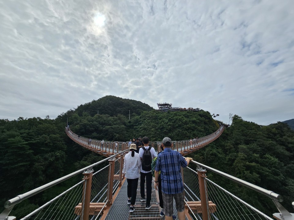 추석연휴 첫날인 14일 오전 10시35분께 포천 '한탄강 가든 페스타'를 찾은 관광객들이 최근 개통한 Y자형 출령다리를 건너고 있다.(사진=김성운 기자)