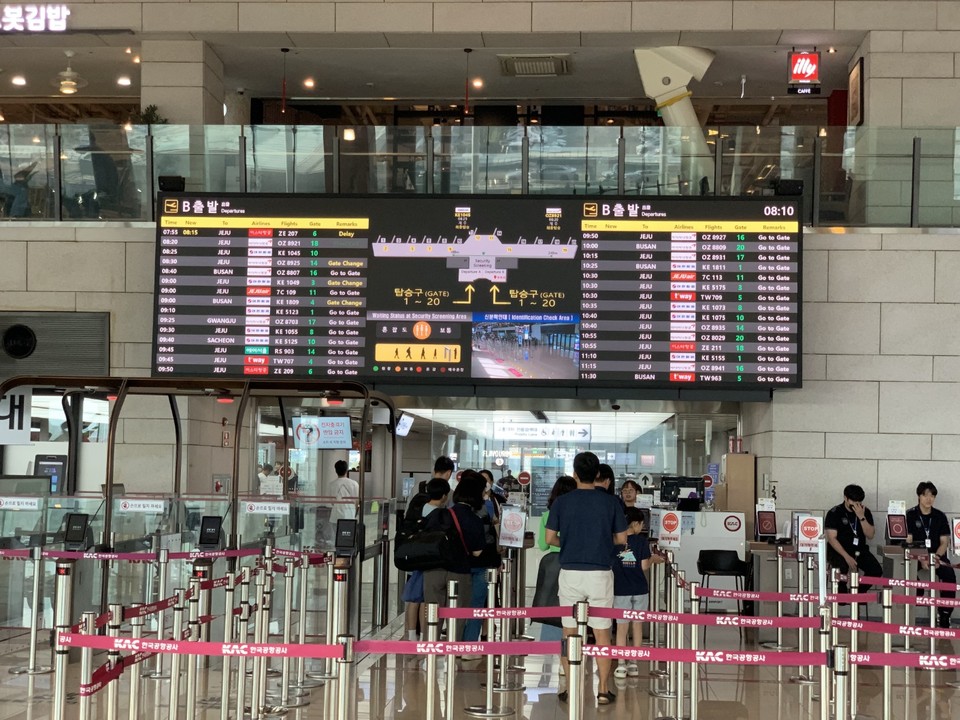 추석연휴 첫날인 14일 오전 8시40분께 김포공항 국내선 수속장이 다소 한가한 모습을 보이고 있다.(사진=오기춘 기자)