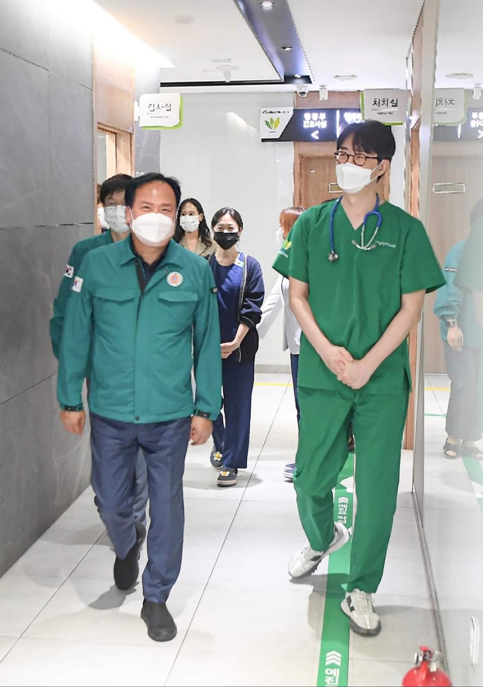 이권재 오산시장이 추석연휴 첫날인 14일 지역 의료기관을 돌며 의료공백이 없도록 하겠다며 지역 의료기관과 문 여는 약국 정보를 공유했다. (사진=이권재 오산시장 페이스북)