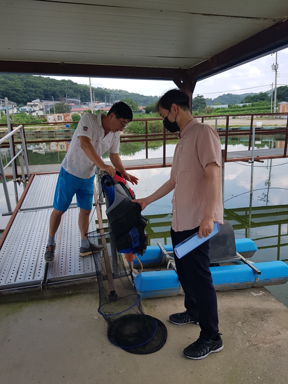 경기도가 낚시터 291개를 대상으로 안전관리와 운영실태를 점검한 결과 구명조끼, 소화기 등 안전기준 부적합 사항 9건과 무허가 영업 1건을 적발했다. (사진제공=경기도)