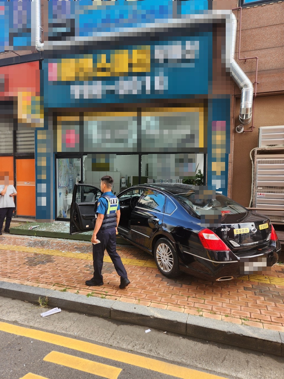 15일 오전 9시44분께 김포시 고촌읍 신곡리의 한 상가 안으로 40대 남성 운전자가 몰던 SM7승용차가 돌진하는 사고가 났다. (사진제공=경기도북부소방재난본부)
