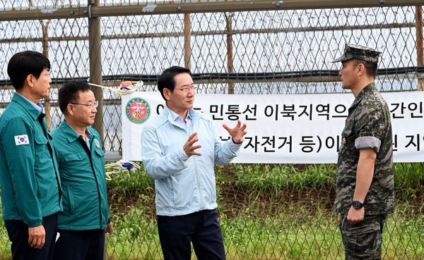 유정복 인천시장이 18일 강화군 송해면 당산리 대남 소음방송 현장을 찾아 군관계자로부터 현황을 보고받고 현장을 점검하고 있다. (사진제공=인천시)
