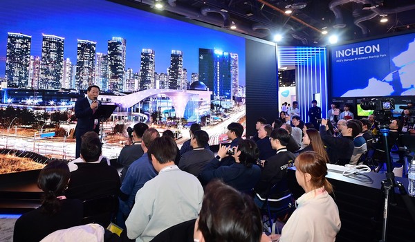 인천경제자유구역청이 세계 최대 IT·전자제품박람회인 ‘CES 2025’(이하 CES, Consumer Electronics Show) IFEZ 홍보관에 참가할 기업을 오는 26일까지 모집한다. 사진은 지난 1월19일 라스베가스에서 CES 2024 인천 미디어 스테이지에서 미래비전을 제시하고 있는 유정복 시장.