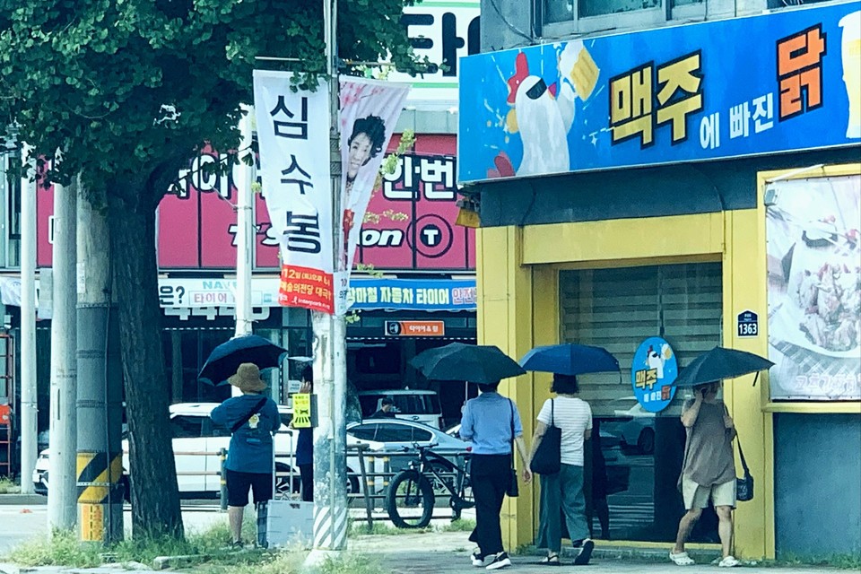 추석연휴가 지난 19일 오전 11시 40분께 의정부시 금오동 사거리에 시민들이 뜨겁게 내리쬐는 햇볕을 피하기 위해 양산을 쓴 채 거리를 다니고 있다. (사진=강상준 기자)