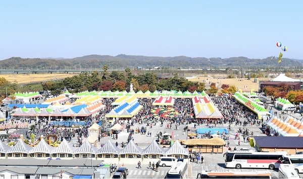 파주시는 오는 11월 22일부터 24일까지 열리는 ‘제28회 파주장단콩축제(11월 22~24일)인 재래장터 행사에 참여할 농가를 27일까지 모집 중이다. 사진은 지난해 ‘임진각 광장’에서 개최된 ‘제27회 파주장단콩 축제’ 모습. (사진제공=파주시)