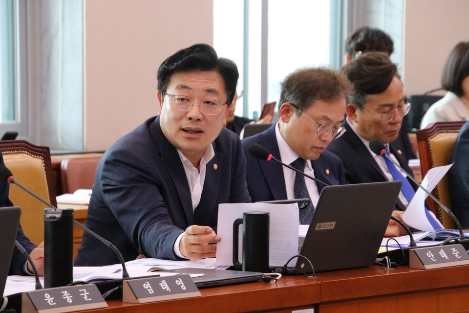 전국 220개 고속도로 휴게소 중 절반에 못미치는 100개소(45%)에만 교통약자 배려를 위한 전기차 충전기가 설치된 것으로 나타났다. 국회 국토교통위원회 소속 더불어민주당 안태준 의원실이 19일 한국도로공사로부터 제출받은 '휴게소별 전기차 충전소 현황' 자료에 따르면 고속도로 휴게소 중 교통약자 배려 충전소는 100개소 312기로 집계됐다. (사진제공=안태준 의원실)
