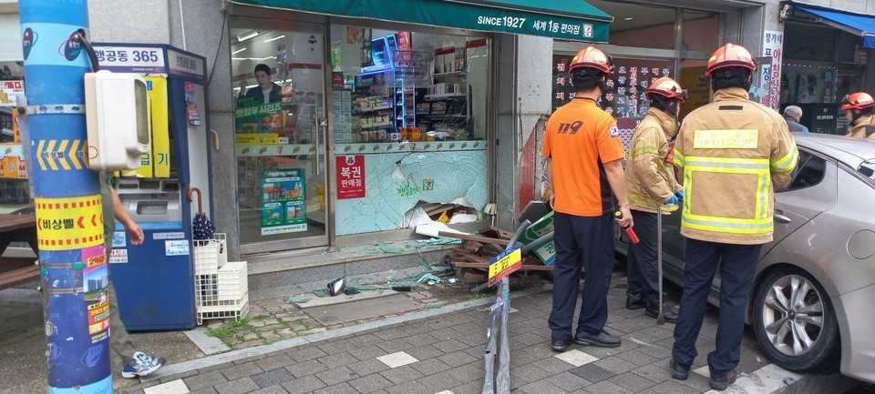20일 오전 용인시 처인구 마평동의 한 사거리에서 70대 A씨가 몰던 승용차가 행인과 편의점 건물을 차례로 들이받는 사고가 나 버스정류소에 서 있던 50대 여성 보행자가 부상을 입었다. (사진제공=경기도소방재난본부)