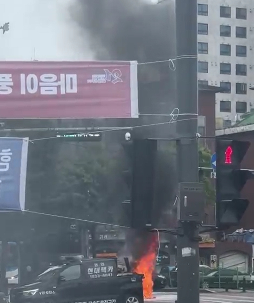 20일 낮 12시32분께 용인시 기흥구 신갈오가리 인근 도로에서 K9 승용차에 불이 났지만, 때마침 이곳을 지나던 소방 구급대에 발견돼 초기 진화됐다. (사진제공=경기도소방재난본부)
