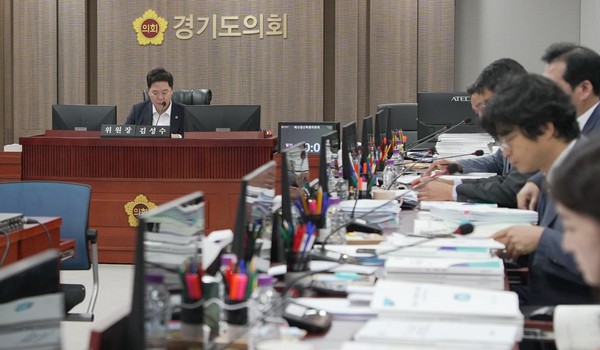 21일 오전 경기도의회 예산결산특별위원회에서 김성수 위원장 및 위원들이 경기도청 예산안과 결산 및 예비비 지출 승인의 건을 심사하고 있다. (사진=김유정기자)