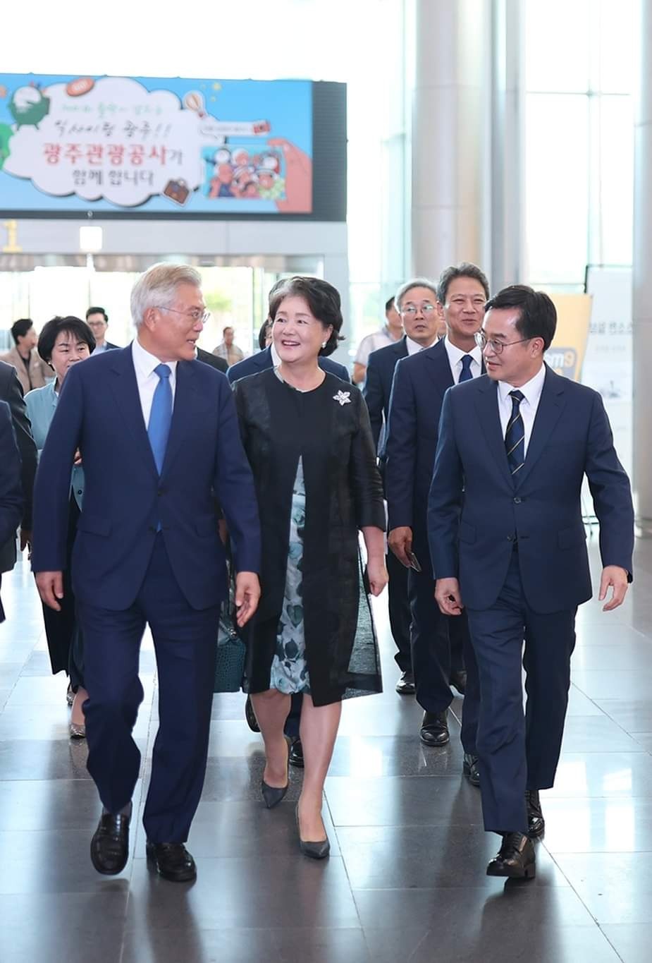 김동연 경기지사가 19일 오후 광주 김대중켄벤션센터에서 열린 9.19 평양공동선언 6주년 기념식장에 문재인 전 대통령 내외와 함께 입장하고 있다. (사진=김동연 경기지사 페이스북)