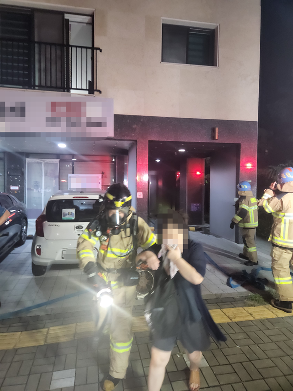 지난 22일 오후 11시4분께 양주시 고암동의 4층짜리 다가구상가주택에서 불이 났다. (사진제공=양주소방서)