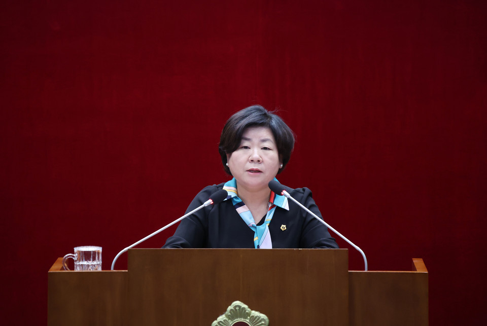 성남시의회 더불어민주당 박경희 의원이 23일 '분당 신도시 선도지구 선정 평가기준'에 대한 문제를 제기하며, 성남시 평가 기준에 포함된 공공기여, 장수명 주택 등의 항목을 강력히 비판했다. (사진제공=성남시의회)