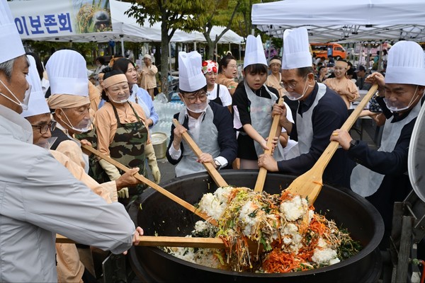 김포통진두레놀이보존회가 준비한 ‘전통 가마솥 밥짓기 대회’ 이후, 행사에 참여한 시민들과 함께 시식할 비빔밥을 김병수 시장과 김주영, 박상혁 국회의원이 함께 만들고 있다. (사진제공=김포시청)
