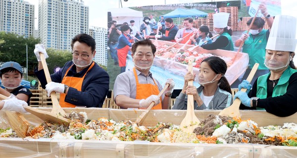 광명시는 지난 20~22일 ‘제4회 광명시 평화주간’ 행사를 성공적으로 마무리했다. 사진은 평화비빔밥을 만드는 모습. 왼쪽에서 세번째 박승원 광명시장. (사진제공=광명시)