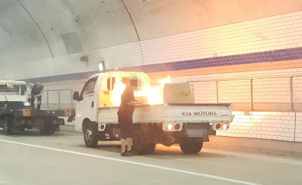 용인서울고속도로 하산운 터널을 지나던 1톤 트럭 적재함에서 불이 나 인명피해 없이 진화됐다.(사진제공=경기도소방재난본부)