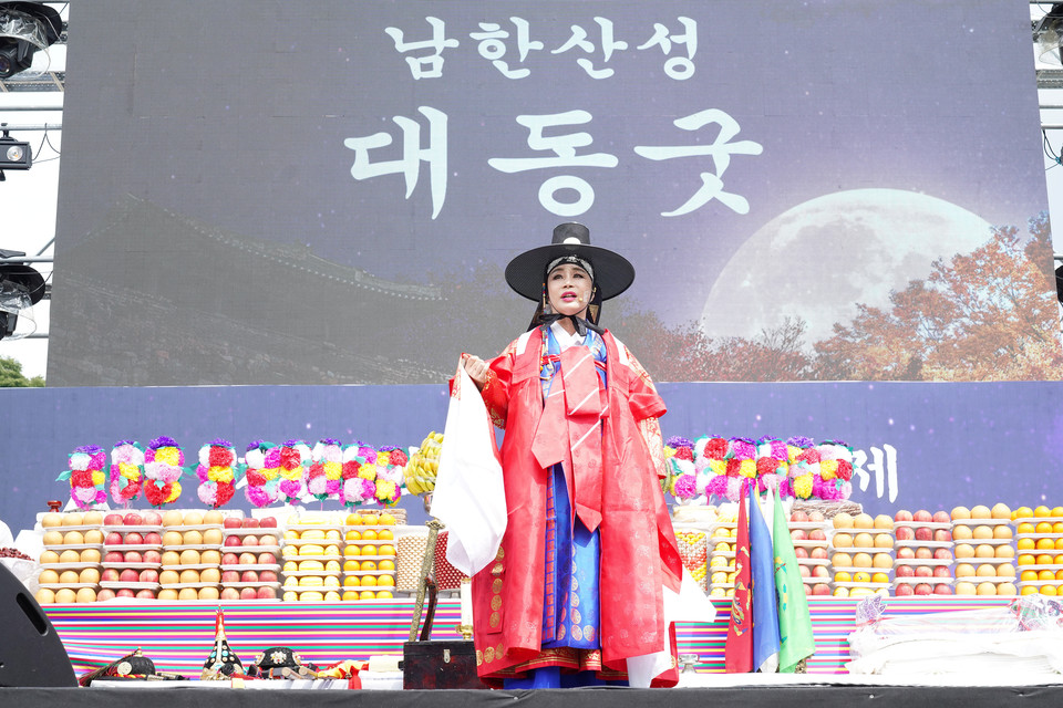 광주시가 올해로 세계유산 UNESCO 등재 10주년을 맞은 남한산성에서 ‘제29회 광주시 남한산성문화제’를 오는 10월3일부터 6일까지 남한산성도립공원에서 개최한다. 사진은 지난해 대동굿 장면. (사진제공=광주시청)<br>