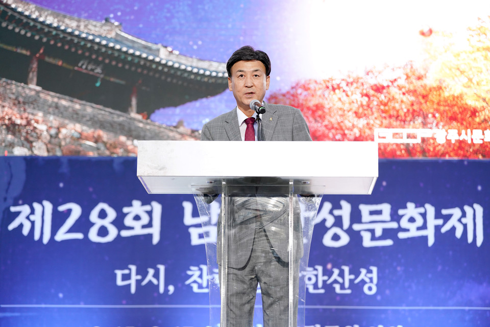 광주시가 올해로 세계유산 UNESCO 등재 10주년을 맞은 남한산성에서 ‘제29회 광주시 남한산성문화제’를 오는 10월3일부터 6일까지 남한산성도립공원에서 개최한다. 사진은 지난해 행사 때 방세환 광주시장. (사진제공=광주시청)<br>