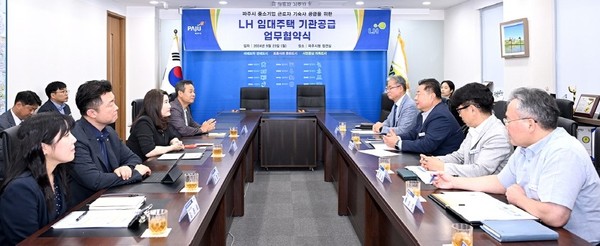 파주시와 LH는 ‘LH임대주택 공실’을 중소기업 기숙사로 공급 지원하는 업무협약을 체결, 주택지원사업을 추진키로 했다. (사진제공=파주시)