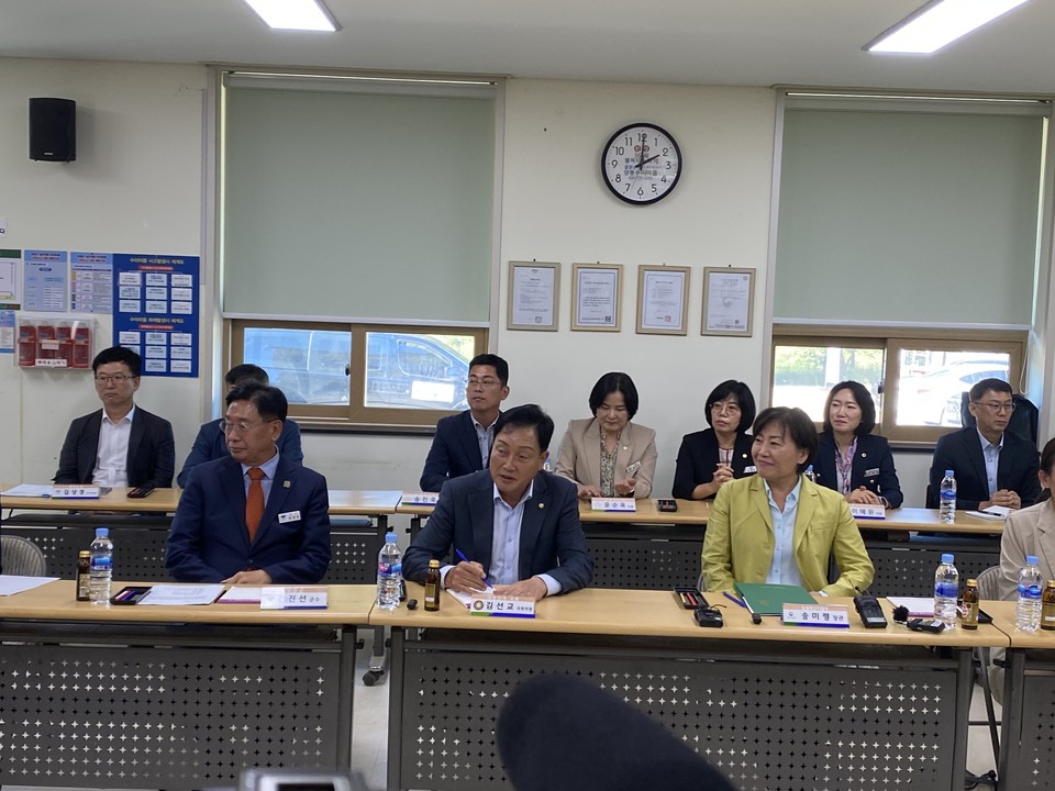 송미령 농림축산식품부 장관은 24일 양평군 단월면 수미마을에서 '농촌체류형 쉼터'와 '농촌 체류형 복합단지' 도입을 위해 관련 시설을 살펴보고 현장 의견을 청취했다. (사진=장은기 기자)