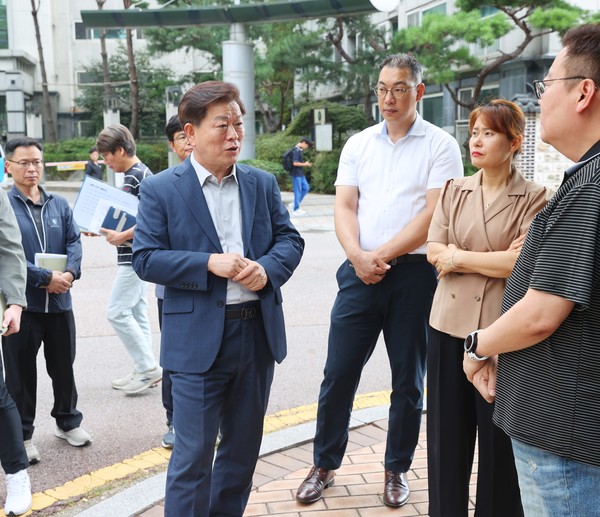 박승원 시장이  25일 광명5동 관내 현장 민원 해결을 위해 월드메르디앙아파트-한진에버빌아파트 사잇길과 목감천 인근 도로변을 방문하여 주민 이야기를 경청하고 있다. (사진제공=광명시)