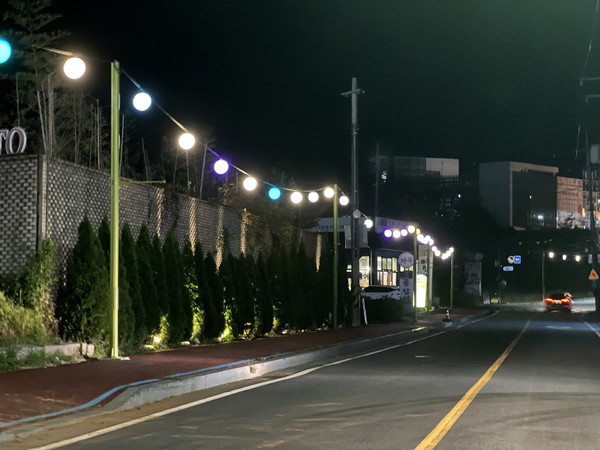 피주시 탄현면 성동리 맛고을 일대가 ‘빛 테마거리’로 조성돼 ‘코로나19’와 경기침체 장기화로 방문객이 줄어든 상권에 활기를 되찾을 전망이다. (사진제공=파주시)