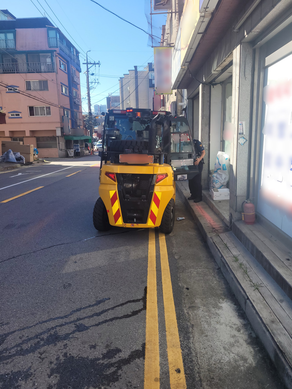 부천의 간이 버스정류소에서 버스를 기다리던 70대 여성이 지게차에 치여 병원으로 옮겼지만 숨졌다. (사진제공=경기도소방재난본부)