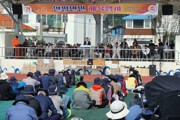 인천 옹진군 연평면 체육회가 주최한 제51회 옹진군민의날 기념 연평면민 체육대회가 25일 연평종합운동장에서 성황리에 개최됐다. (사진제공=옹진군)