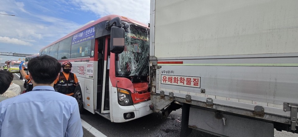 수도권제1순환고속도로에서 4중 추돌사고가 나 버스에 타고 있던 승객 11명이 부상을 입었다. (사진제공=경기도북부소방재난본부)