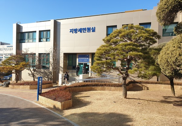 파주시는 지난 6월 1일 기준 개별주택가격을 26일 결정·공시하고, 내달 25일까지 신·증축·용도변경·토지분할·합병 등 주택 180호에 대한 주택소유자와 이해관계인 등의 이의신청을 접수 중이다. 사진은 파주시 지방세 민원실 전경. (사진=중앙신문DB)