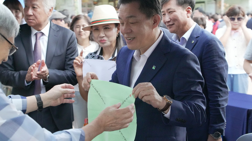 26일 오전 수원 팔달구 화성행궁 광장에서 열린 ‘제22회 수원시 주민자치박람회’ 체험부스에이재준 수원특례시장이 장안구 체험부스를 방문하고 있다. (사진=김유정 기자)