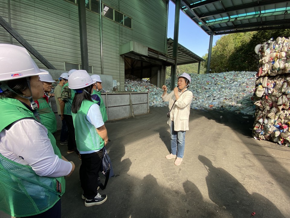 양평군이 26일 양평자원순환센터(지평면 금의길 344)에서 '언론인 양평자원센터 교육 참관 및 시설 견학 행사'를 진행했다. 이날 송혜숙 청소과장은 "양평자원순환센터는 양평의 모든 쓰레기들이 모이는 곳으로, 지난해 말 기준 연간  2만7000t의 각종 폐기물을 모아 매립 1.4%, 소각 48% 재활용 50%"라면서 "이렇듯 양평자원순환센터는 매립보다는 재활용 즉 자원순환을 위한 시설로써의 역할을 하고 있다"고 말했다. (사진=장은기 기자)