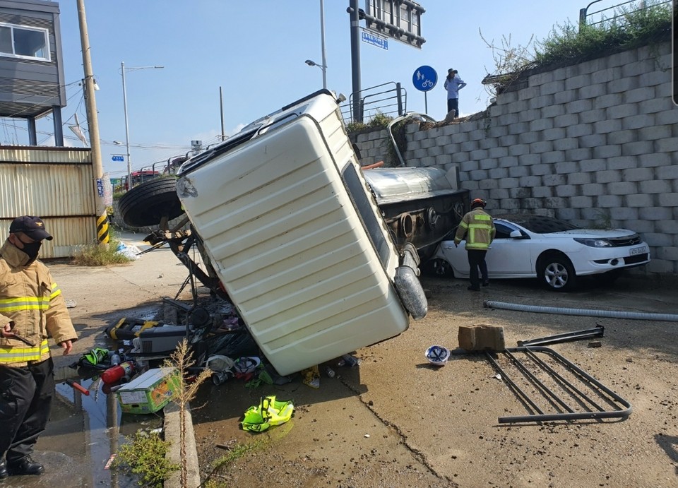 27일 오전 10시 54분께 김포시 양촌읍 양곡리 양능교차로 인근에서 대형 살수트럭이 도로 아래로 추락하는 사고가 나 60대 남성 운전자가 가슴 통증을 호소하는 등 부상을 입고 인근 병원으로 이송됐다. (사진제공=경기도북부소방재난본부)
