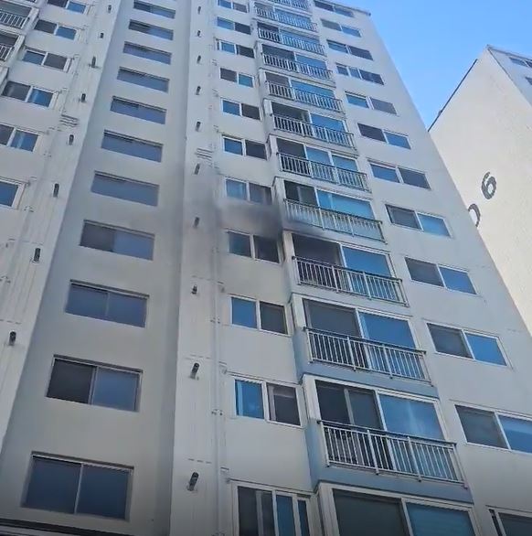 28일 오후 동두천시의 한 아파트에서 불이 나 20대 1명이 연기를 흡입하는 중상을 입었다. (사진제공=경기도북부소방재난본부)