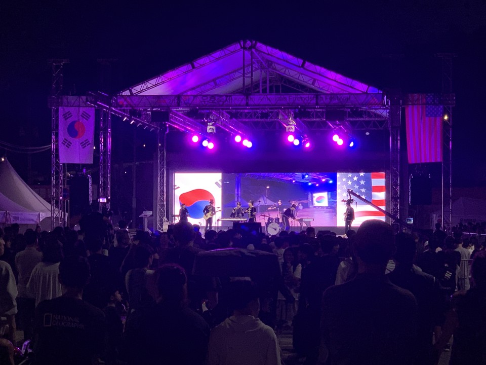 28일 오후 6시 45분께 동두천시 ‘Camp보산 관광특구’에서 열린 한·미 우호 공연장을 둘러봤다. (사진=오기춘 기자)28일 오후 6시 45분께 동두천시 ‘Camp보산 관광특구’에서 열린 한·미 우호 공연장을 둘러봤다. (사진=오기춘 기자)