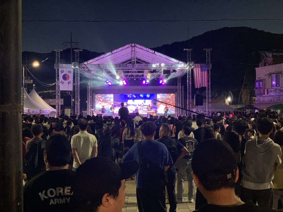 28일 오후 6시 45분께 동두천시 ‘Camp보산 관광특구’에서 열린 한·미 우호 공연장을 둘러봤다. (사진=오기춘 기자)28일 오후 6시 45분께 동두천시 ‘Camp보산 관광특구’에서 열린 한·미 우호 공연장을 둘러봤다. (사진=오기춘 기자)