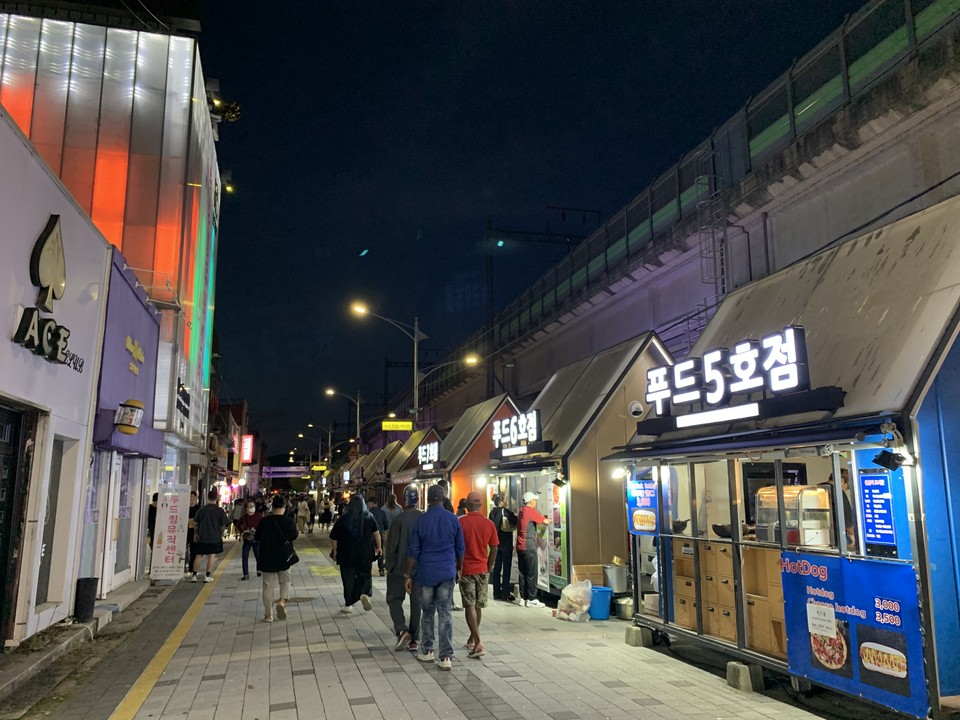 28일 오후 6시 45분께 동두천시 ‘Camp보산 관광특구’에서 열린 한·미 우호 공연장을 둘러봤다. (사진=오기춘 기자)28일 오후 6시 45분께 동두천시 ‘Camp보산 관광특구’에서 열린 한·미 우호 공연장을 둘러봤다. (사진=오기춘 기자)