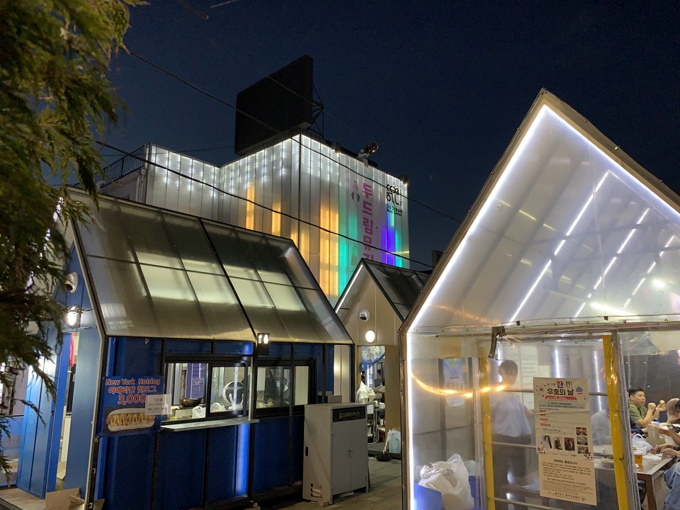 28일 오후 6시 45분께 동두천시 ‘Camp보산 관광특구’에서 열린 한·미 우호 공연장을 둘러봤다. (사진=오기춘 기자)28일 오후 6시 45분께 동두천시 ‘Camp보산 관광특구’에서 열린 한·미 우호 공연장을 둘러봤다. (사진=오기춘 기자)