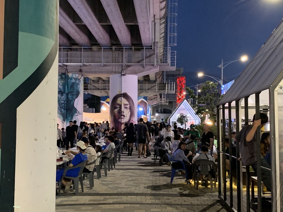 28일 오후 6시 45분께 동두천시 ‘Camp보산 관광특구’에서 열린 한·미 우호 공연장을 둘러봤다. (사진=오기춘 기자)28일 오후 6시 45분께 동두천시 ‘Camp보산 관광특구’에서 열린 한·미 우호 공연장을 둘러봤다. (사진=오기춘 기자)